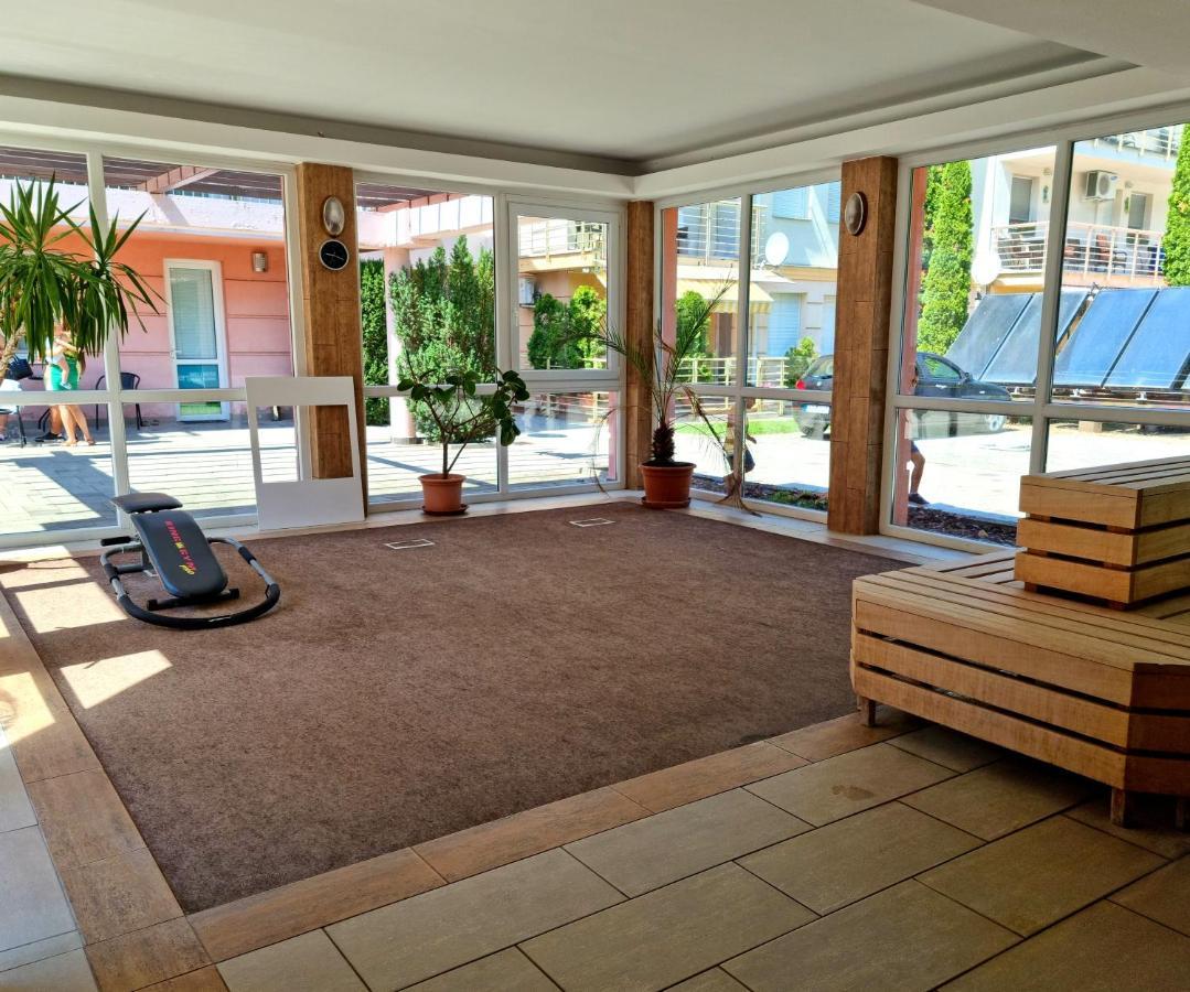 Relax Wellness Manzard Hajduszoboszlo Appartamento Esterno foto