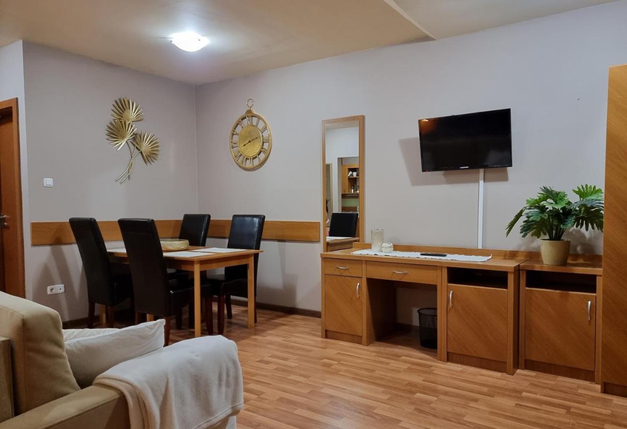 Relax Wellness Manzard Hajduszoboszlo Appartamento Esterno foto