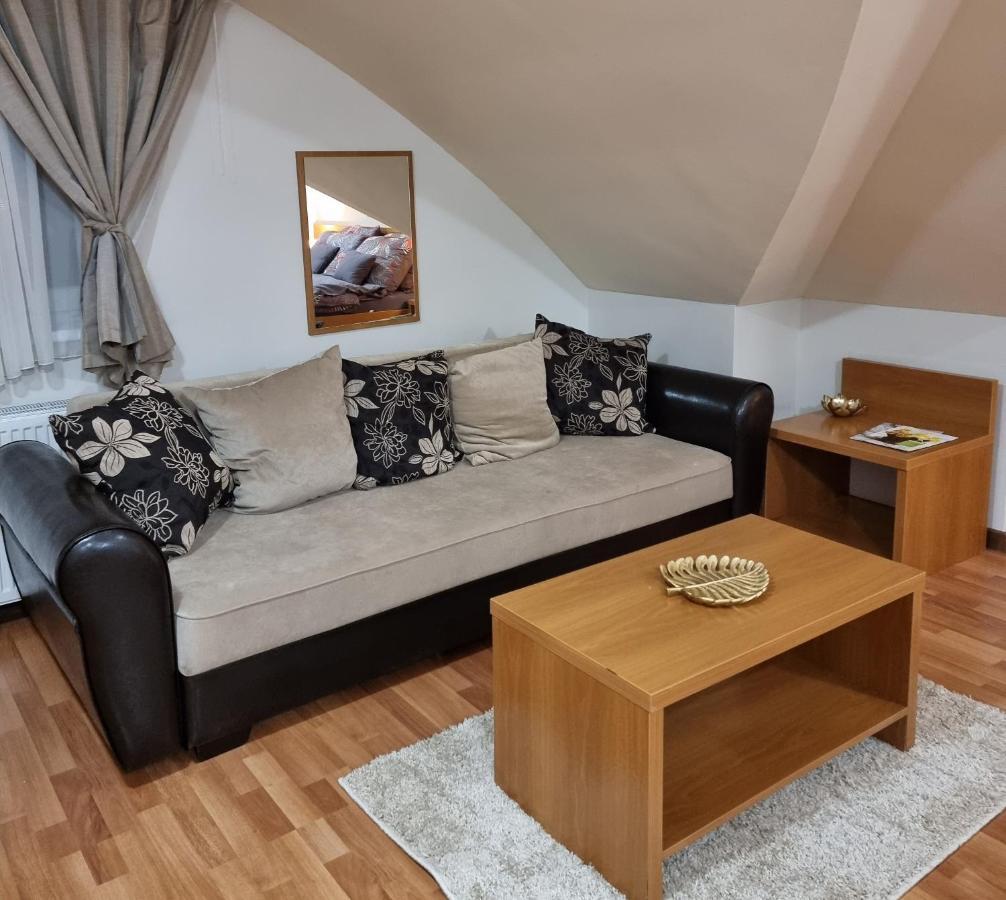 Relax Wellness Manzard Hajduszoboszlo Appartamento Esterno foto