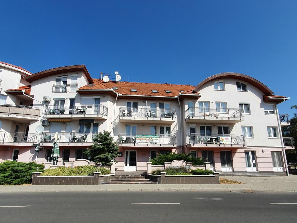 Relax Wellness Manzard Hajduszoboszlo Appartamento Esterno foto